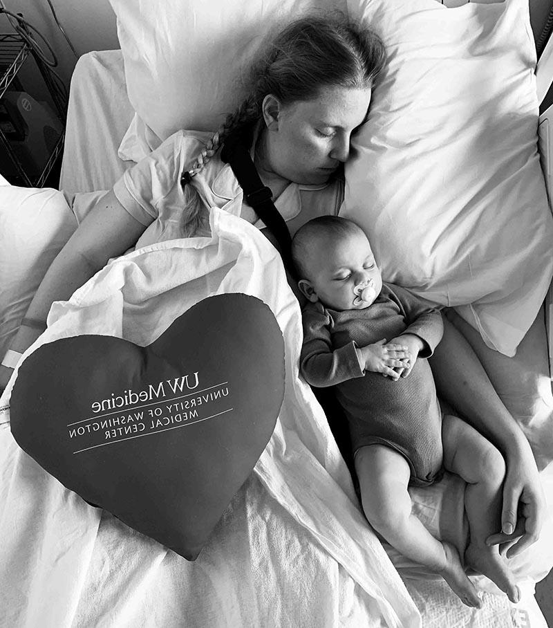 Kristy Novillo和她的儿子Dominic在医院里小睡，从手术中恢复过来.  (图片由Jorge Novillo提供)